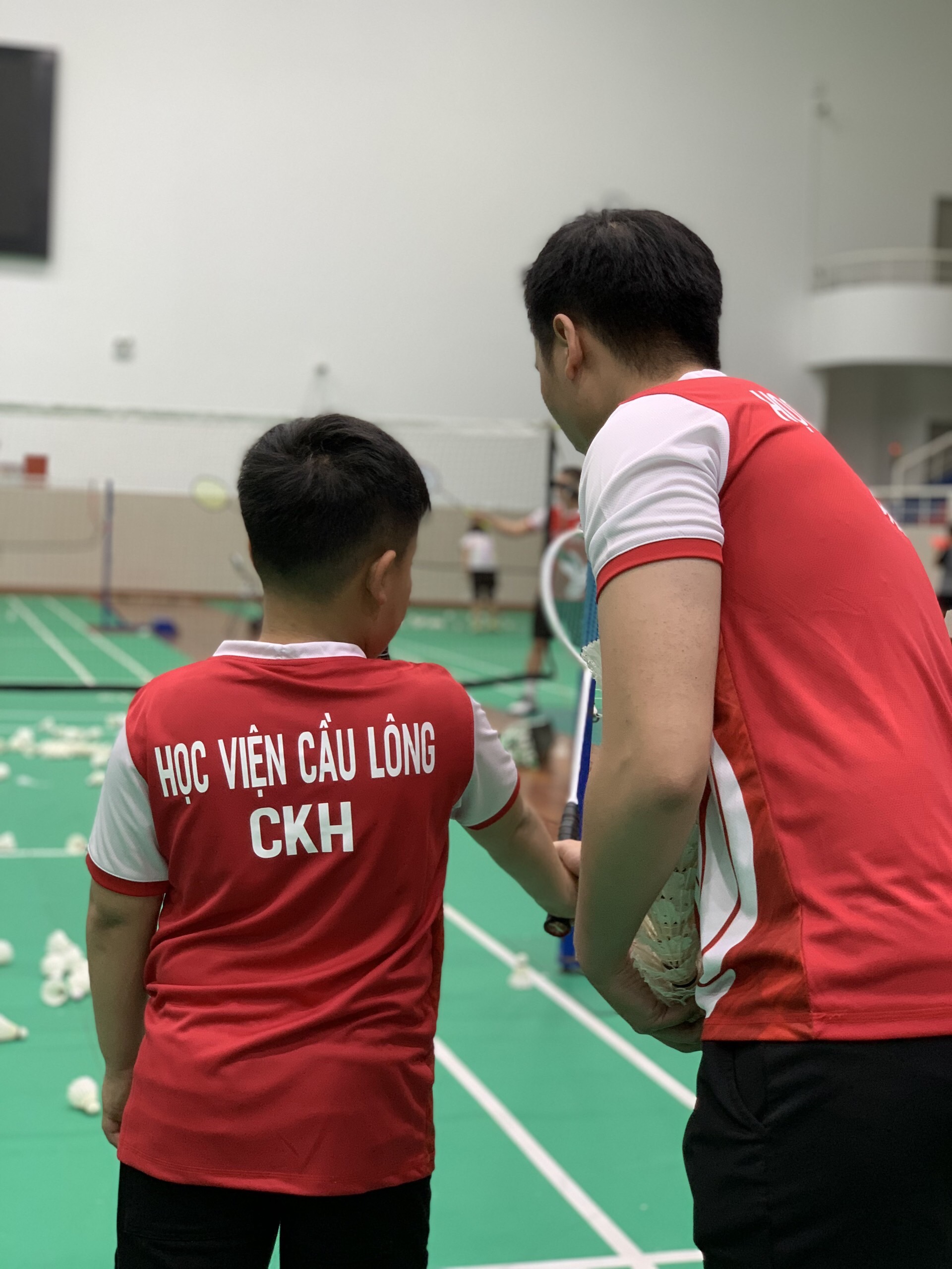 Các bạn lớp trẻ em tập luyện